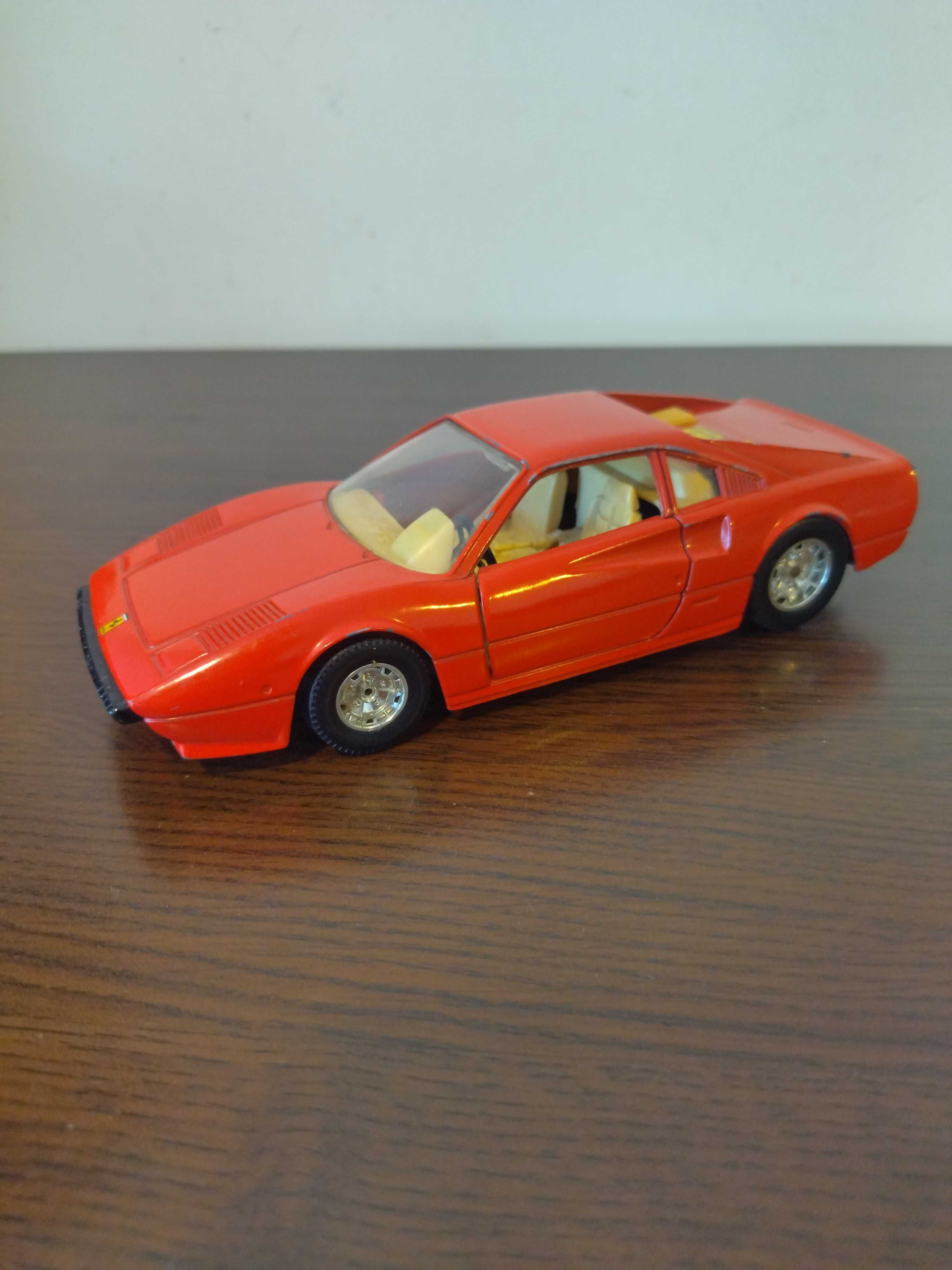 Продавам количка(метална) Bburago Ferrari 308 GTB 1/24