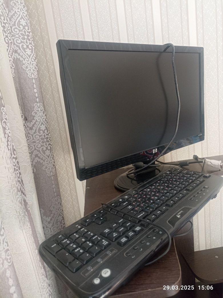 Продаю Ковер по хорошей цене Монитор компьютерный стол и кресло