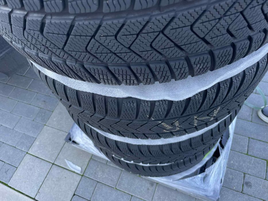 Зимни/ Pirelli SottoZero 245/45 R18 100V XL Run Flat