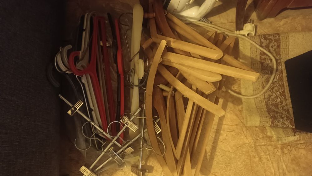 Вешалки разные, в отличном состоянии