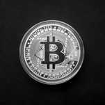 Moneda fizica Bitcoin argintie