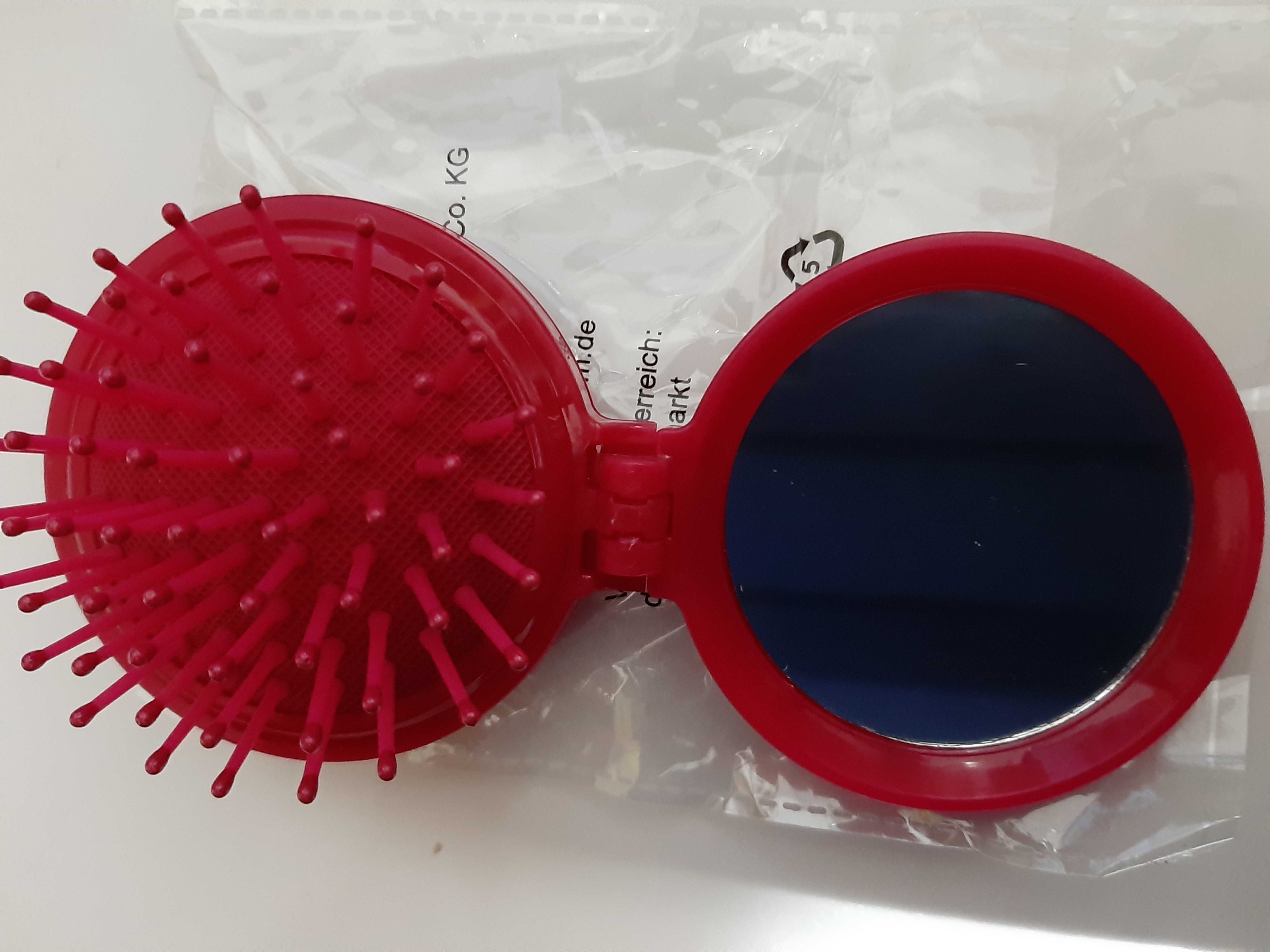 Set cosmetice Christmas Balea cu perie de poseta si produse de voiaj