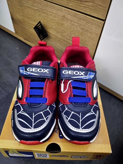 Светещи детски маратонки GEOX