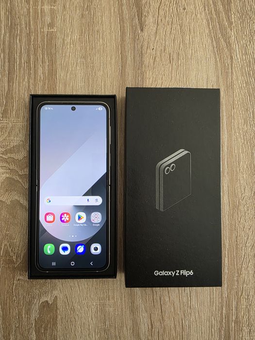 Перфектен Samsung Z Flip 6 256GB Silver Shadow, в гаранция