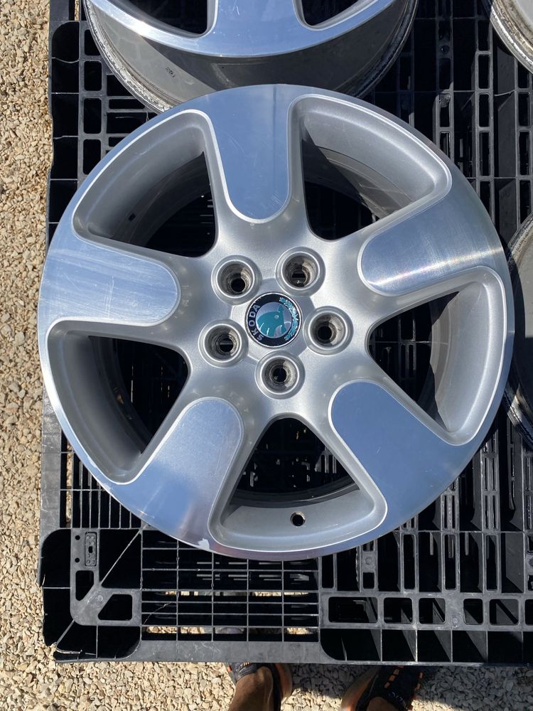 17 цола 5 х 112 мм Шкода Октавия.  Skoda Oktavia