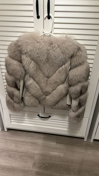Haina de piele alba și blanita
