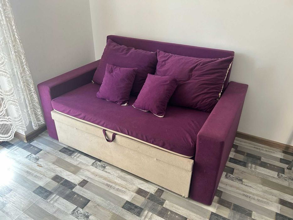 Vand canapea de culoare mov in stare buna