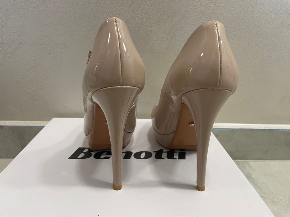 Бежови обувки на висок ток