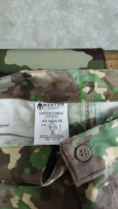 Vând pantaloni combat