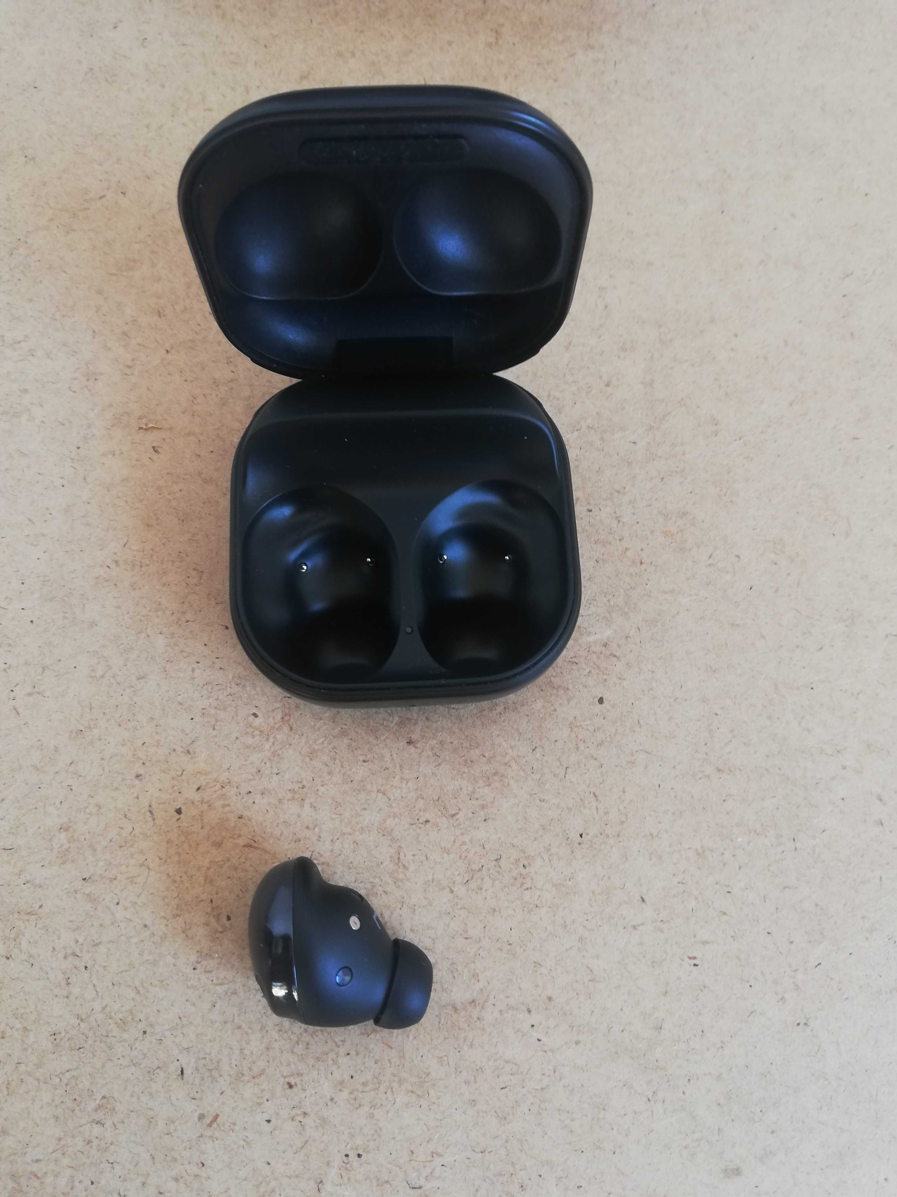 Samsung Galaxy Buds Pro зарядно и лява слушалка