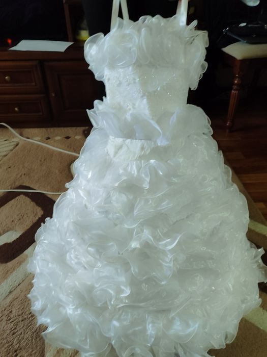 Продам платье пышное, белое.