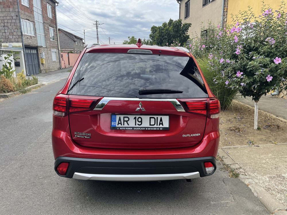 Vând Mitsubishi Outlander
