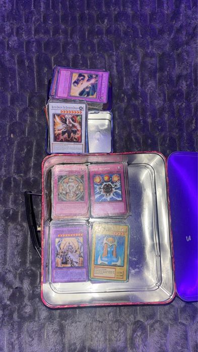 Продавам кутия с Yu-Gi-Oh! Карти