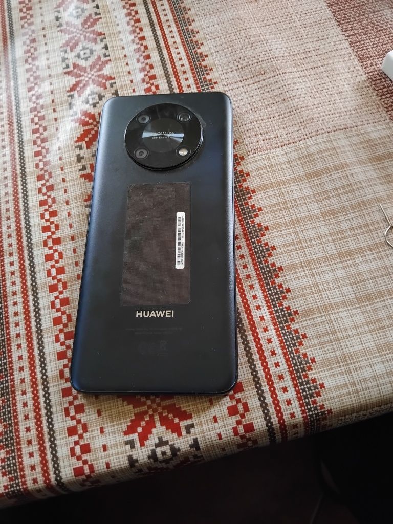 Продавам телефон HUAWEI novaY90