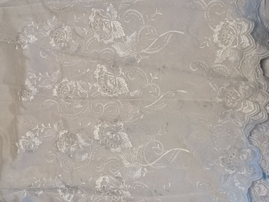 Perdea voal crem cu flori în partea de jos h 245cm L 300cm, cusuta