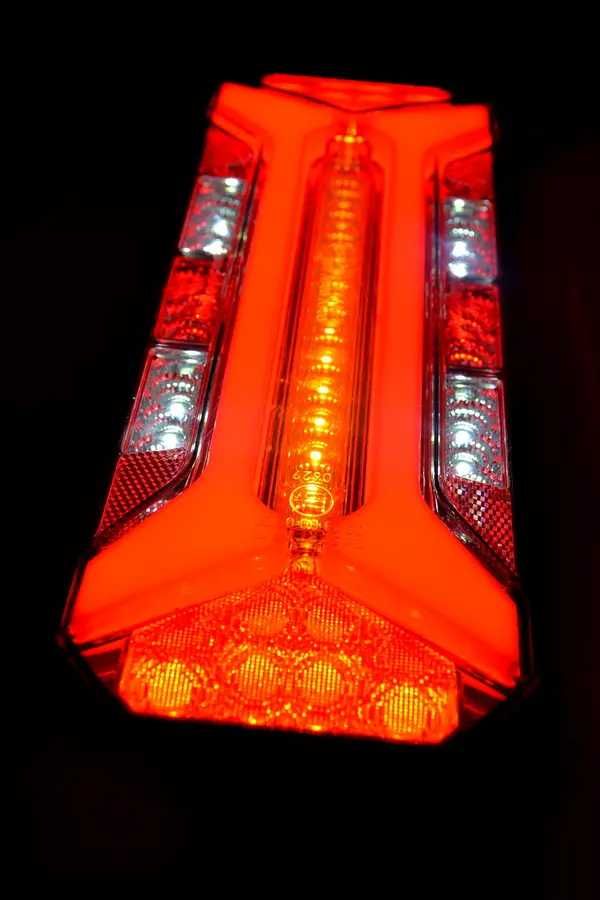 1бр. ЛЕД LED Стоп с динамичен мигач, Неон, Симетрия L=R, 12-24V