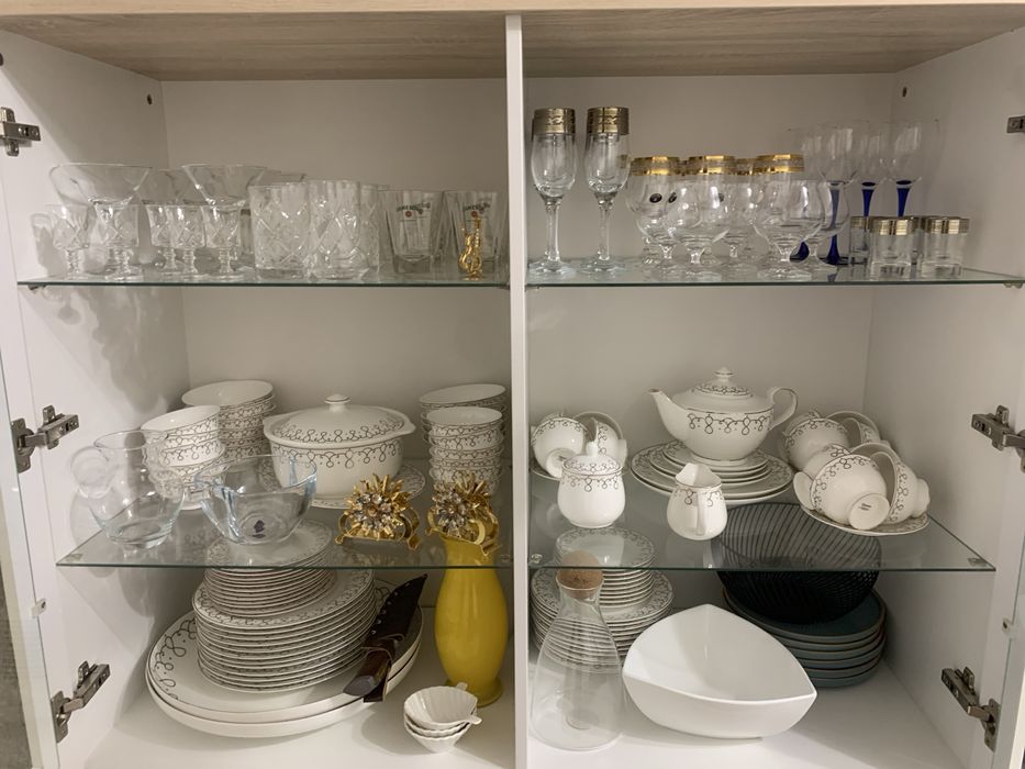 Сервант для посуды,в отличном состояний