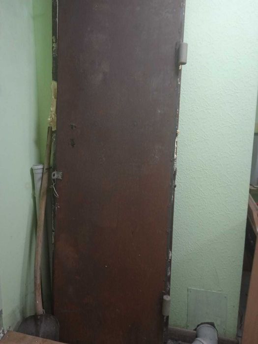 Продам  железную дверь