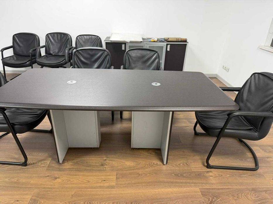 офисный стол в хорошем состоянии, разбирается