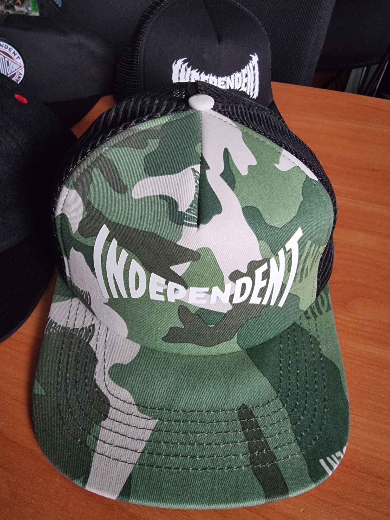 Скейтборд шапки на INDEPENDENT