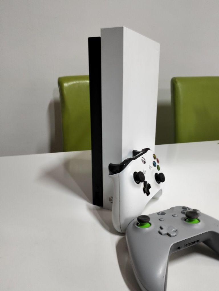 Xbox one x +2 manete și încărcător(opțional)