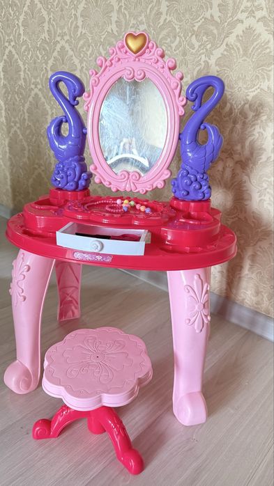 Игрушечный косметический столик