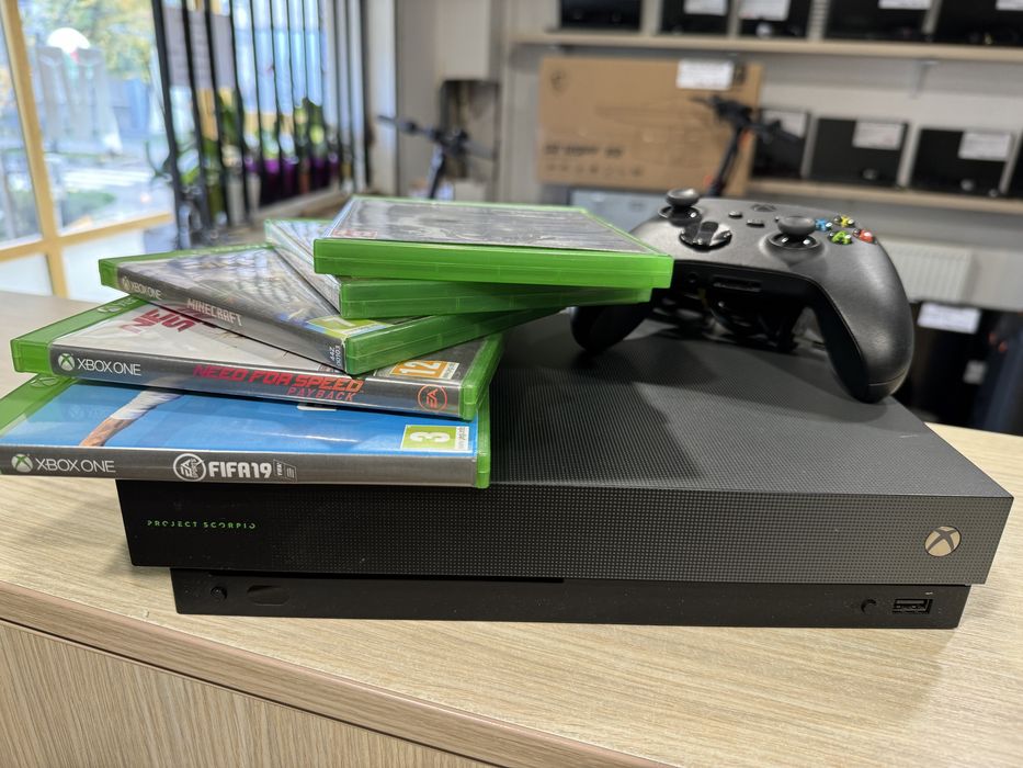 Consola Xbox One X 1TB NEGRU, 1 Maneta + Jocuri!!!