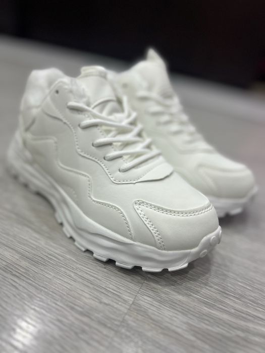 НОВИ топли бели маратонки