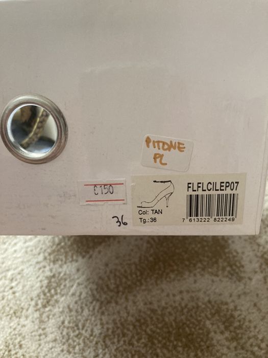 Vand sandale originale Guess cumparate din Italia