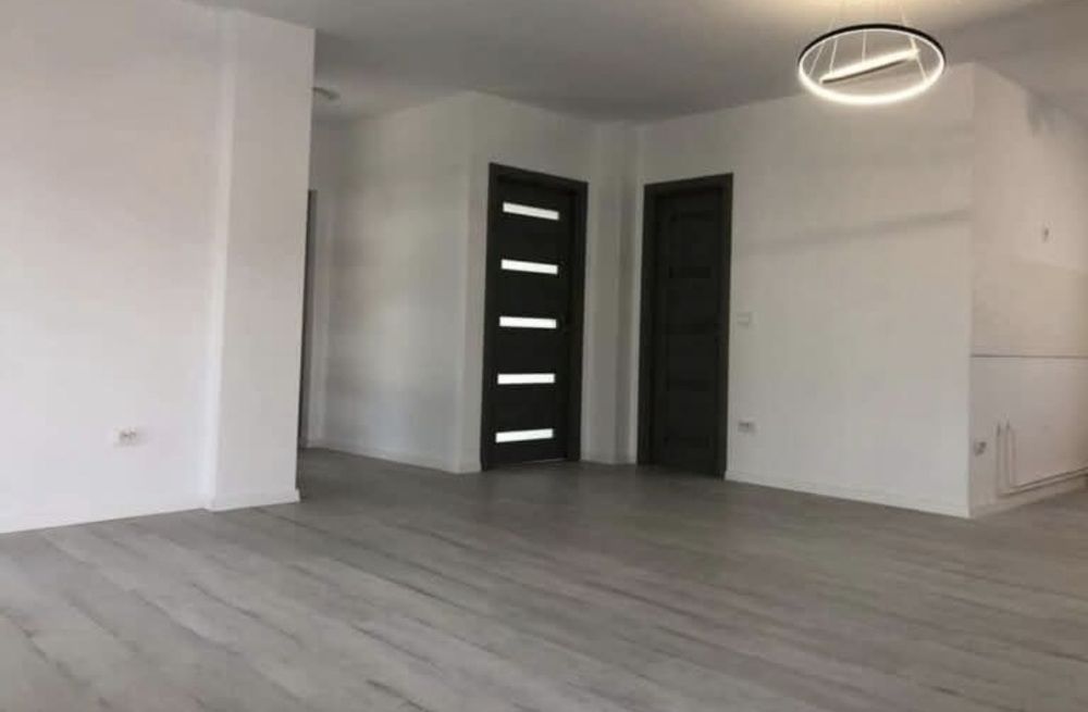 Vand casa pe structura metalica de locuit