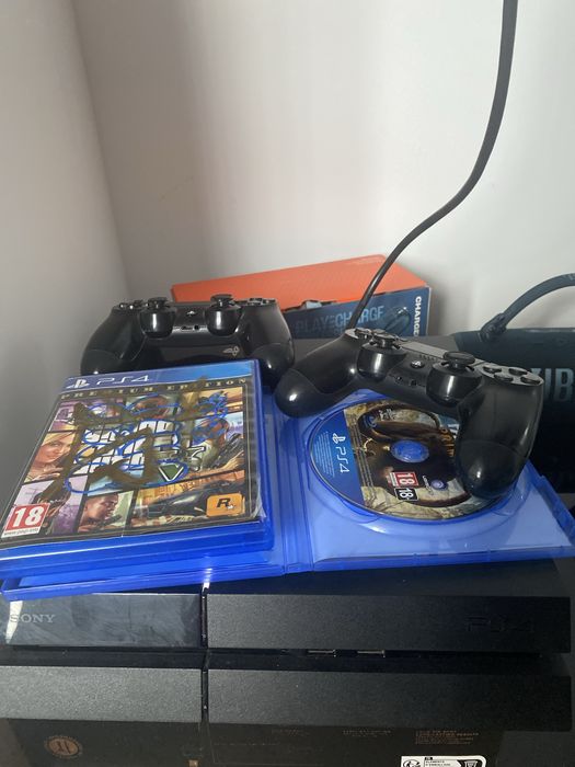 Vand ps 4 două manete două jocuri functonabil arat bine