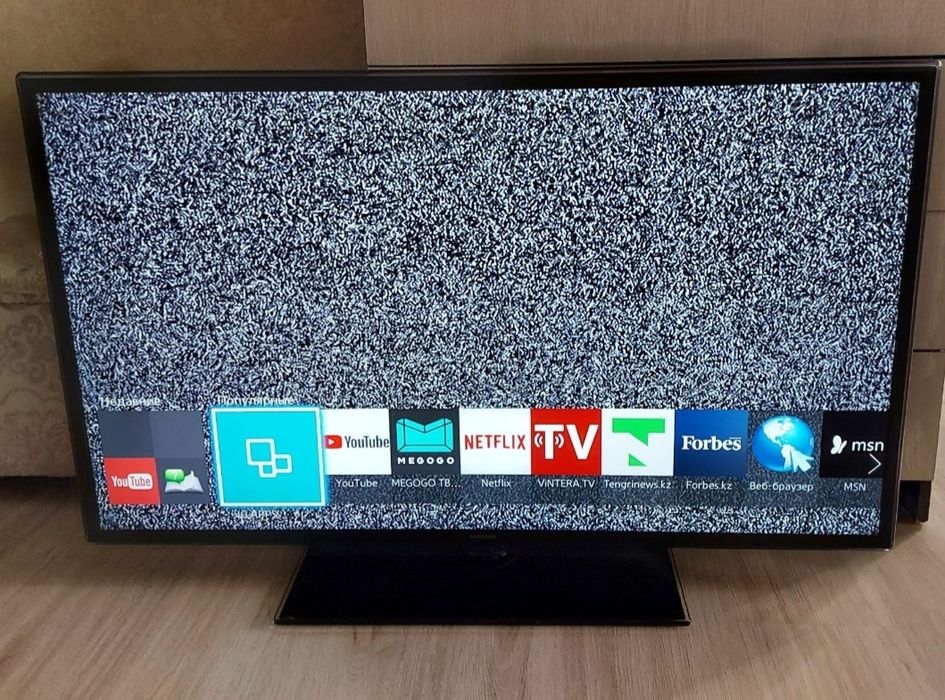 Большой оригинальный смарт телевизор Samsung.