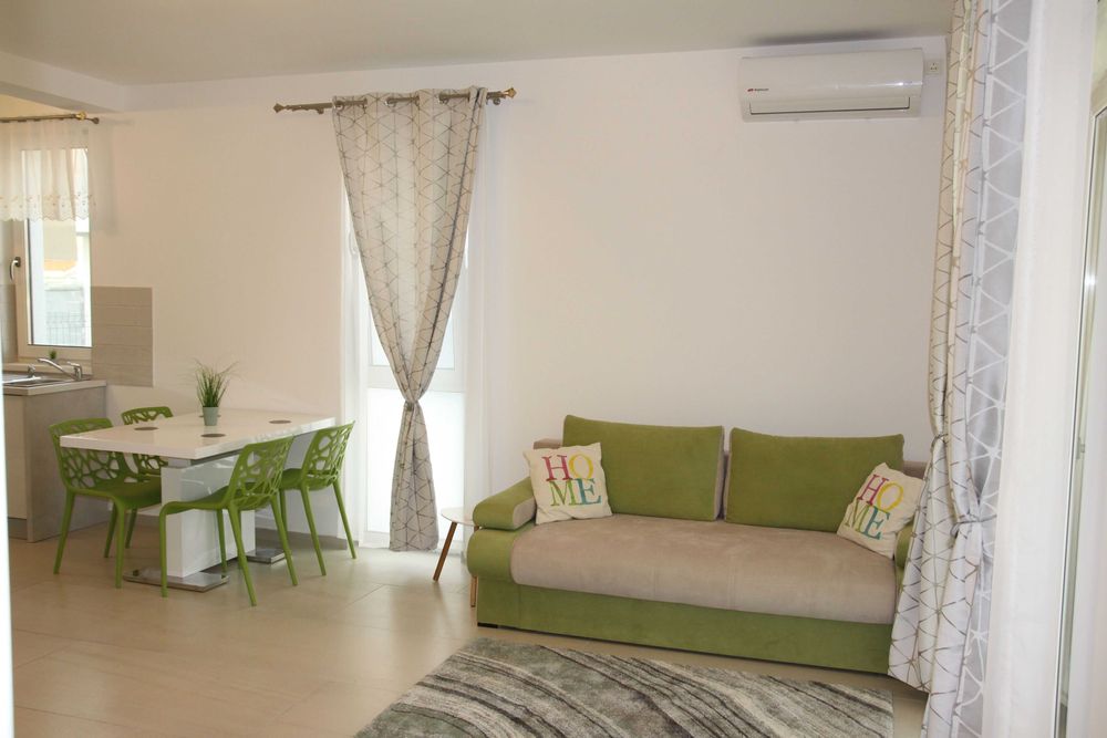 Inchiriez apartament cu 2 camere cu curte proprie