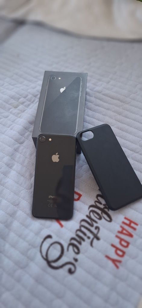 Se oferă spre vânzare iPhone 8 impecabil