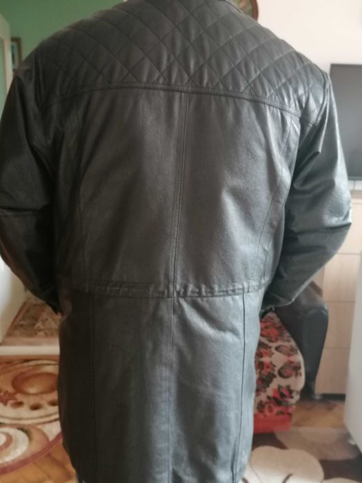 Vând haina din piele lunga