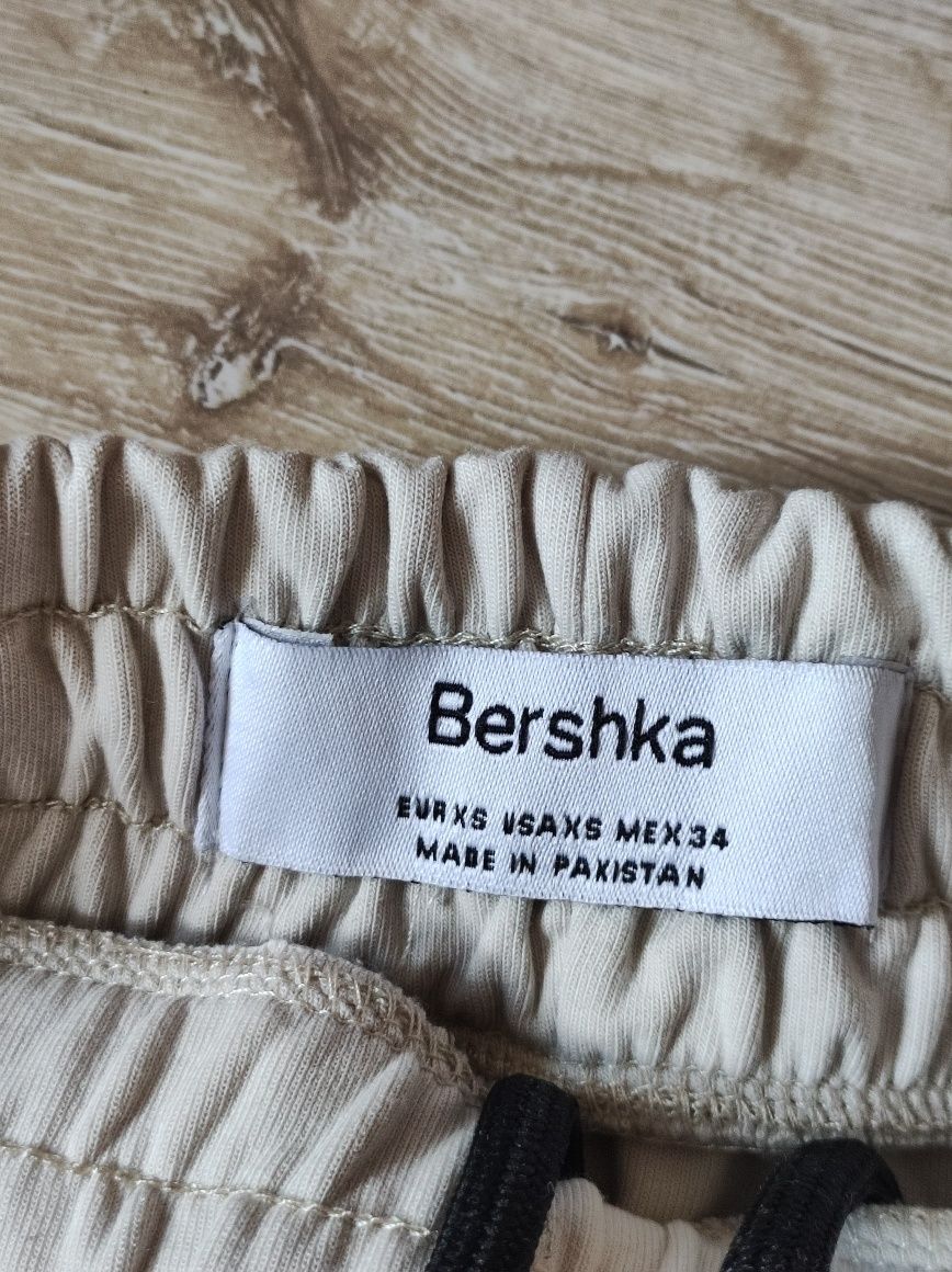 Спортни панталони тип анцуг (Bershka XS)