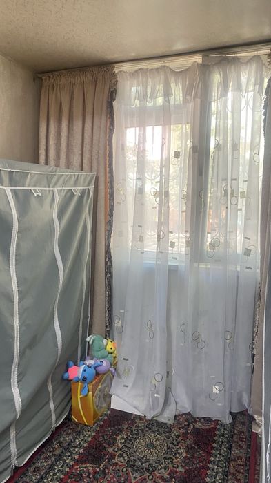 Продается 1комнатная переделанная в двухкомнатную первая линия на кара