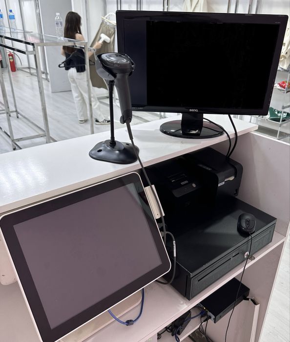 Продается комплект POS‑оборудования:Dual‑Touch,монитор, сканер,принтер