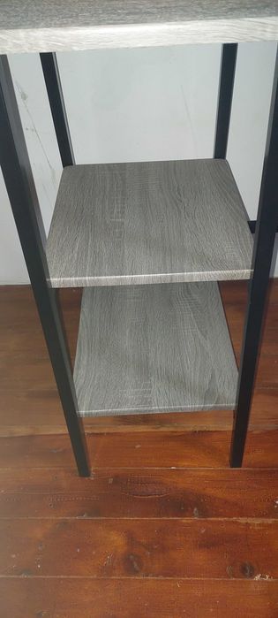 Birou din lemn si construcție de fier