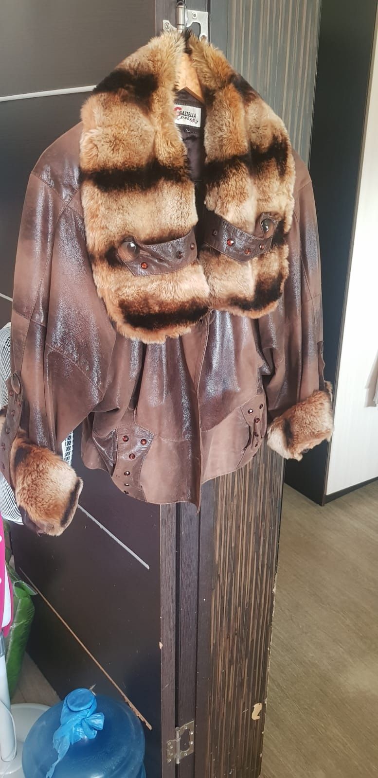 Продаётся куртка кожаная женская  ворот и рукава из шиншиллы размер L