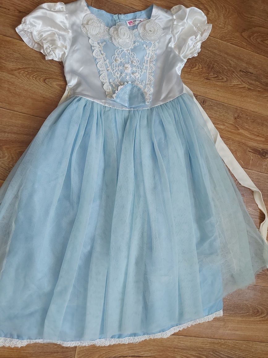 Продам платья на девочку  7-8 лет
