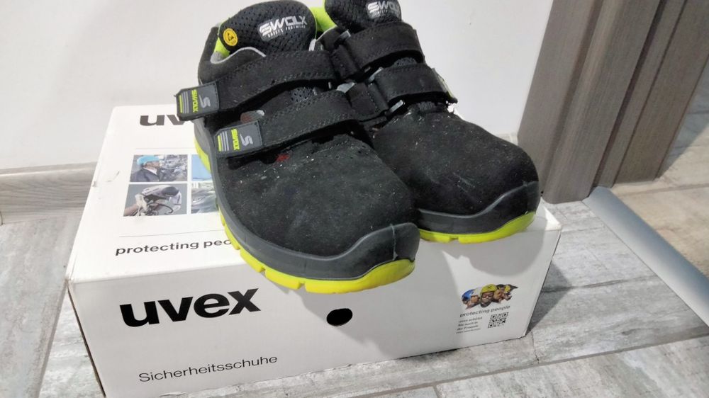 Safety shoes( Similar UVEX)
40