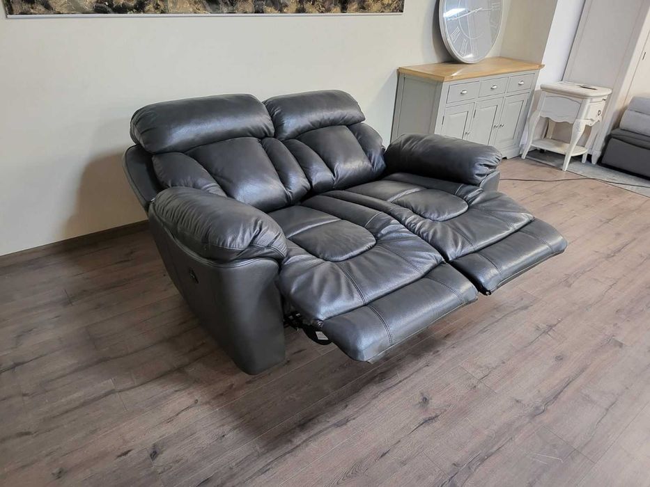 Сив кожен диван двойка с електрически релаксиращ механизъм