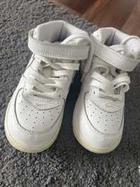 Vand adidasi nike air force