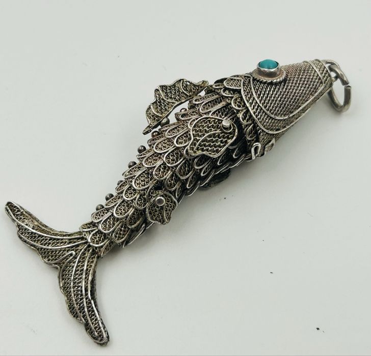 Филигранен сребърна висулка риба с полускъпоценни  тюркоаз на очите