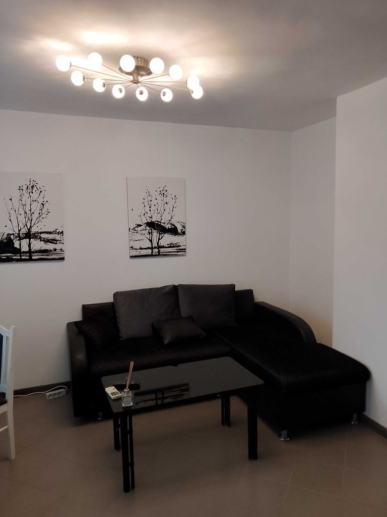 Дава се под наем Двустаен апартамент в Варна, Център - 55 кв.м за 561 € - Снимка #2