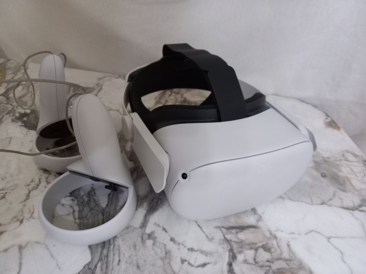 Автономный VR шлем Oculus  Meta Quest 2 128GB. 
Очки виртуальной реаль