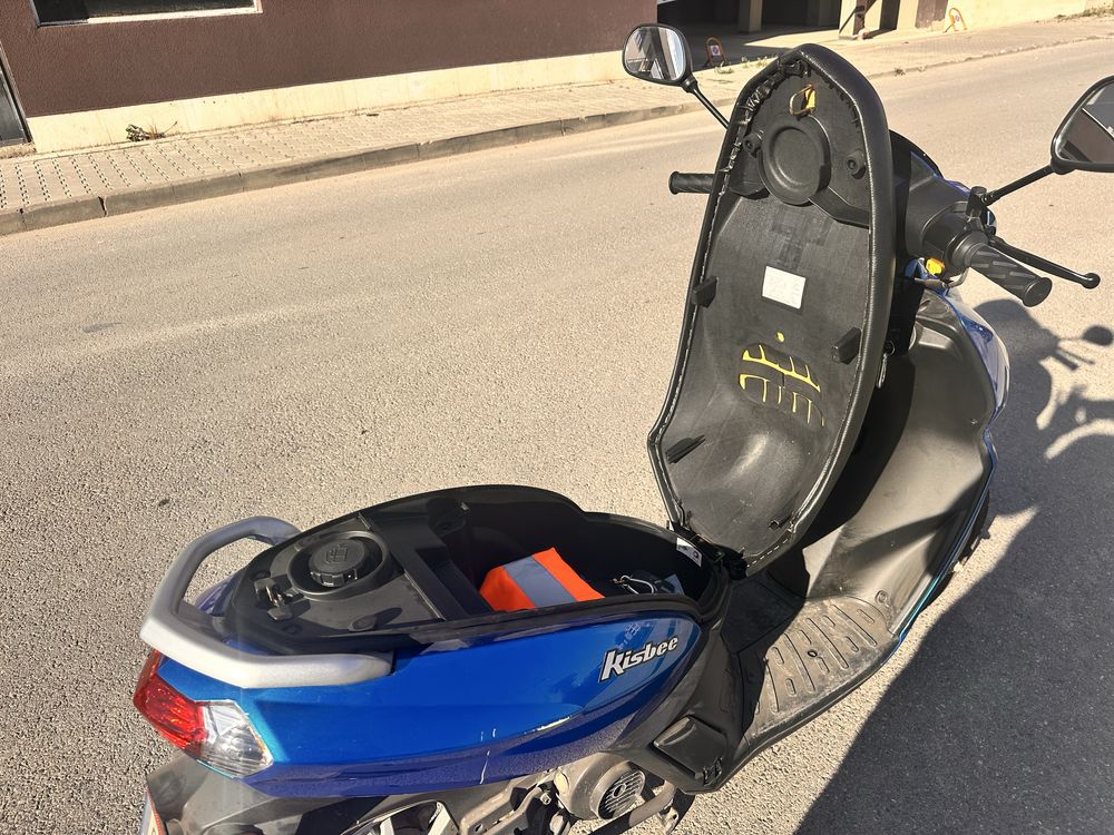 Продавам скутер Пежо.