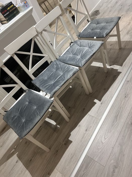 Vand set 4 scaune Jysk cu tot cu pernute 150 de lei