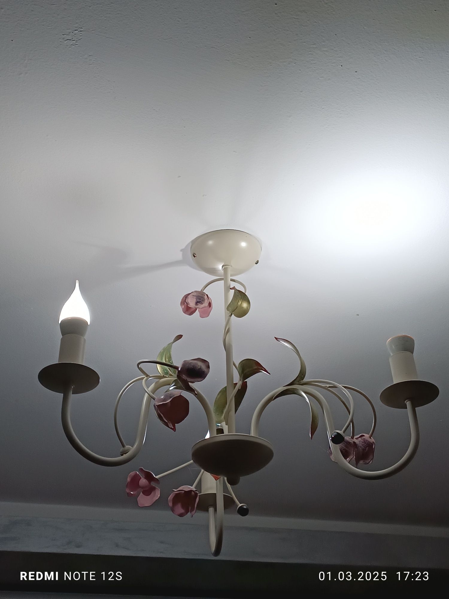 Vând lustre super oferta